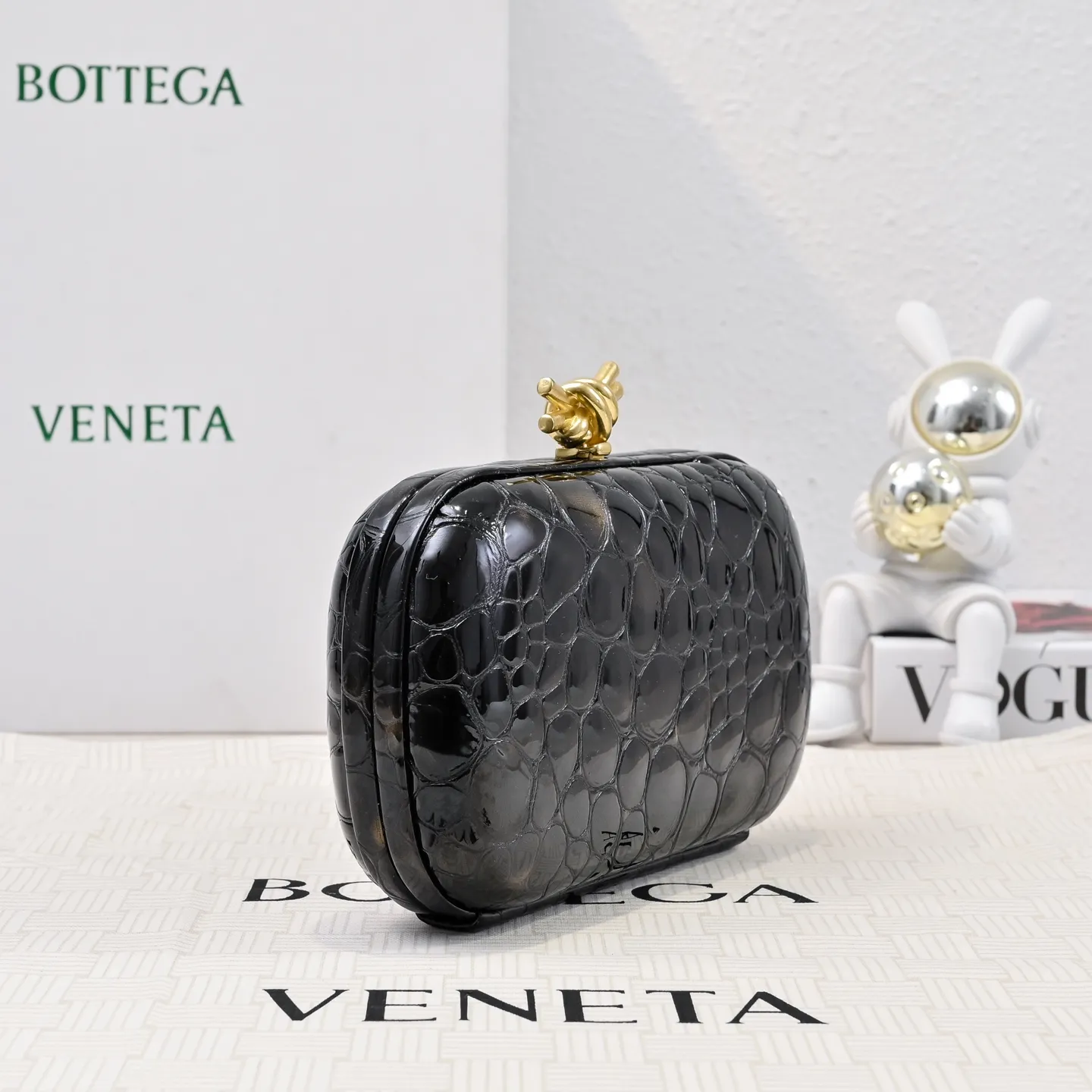 Batch 1560 #BV Knot pearlescent crocodile pattern evening bag series 🐊 Each bag reveals exquisiteness and elegance. It is made of crocodile leather with knot buckle. The leather feels super good and is unforgettable. 🐊 Crocodile pattern is a classic among classics. It looks high-end whenever you take it out ⭐️ The design is small and exquisite, low-key without logo, elegant and generous. Holding it in your hand or hanging it on your wrist will make you look more elegant and charming [Fireworks] Model: 717622 Size: 20x12x5.5